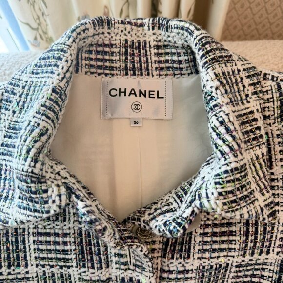 CHANEL WHITE/NAVY MULTI CC LOGO BUTTONED METALLIC DETAIL TWEED JACKET - Picture 2 of 9